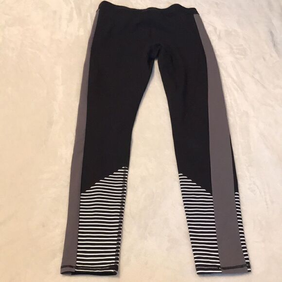 Under Armour Black & White Leggings - Size Medium - Picture 8 of 9